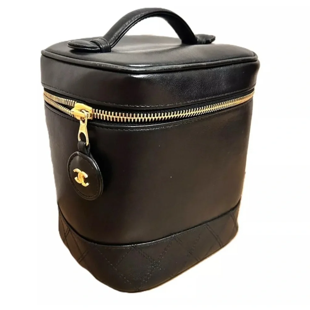 CHANEL Black leather Vintage Vanity Gold Colored CC - Rank AB